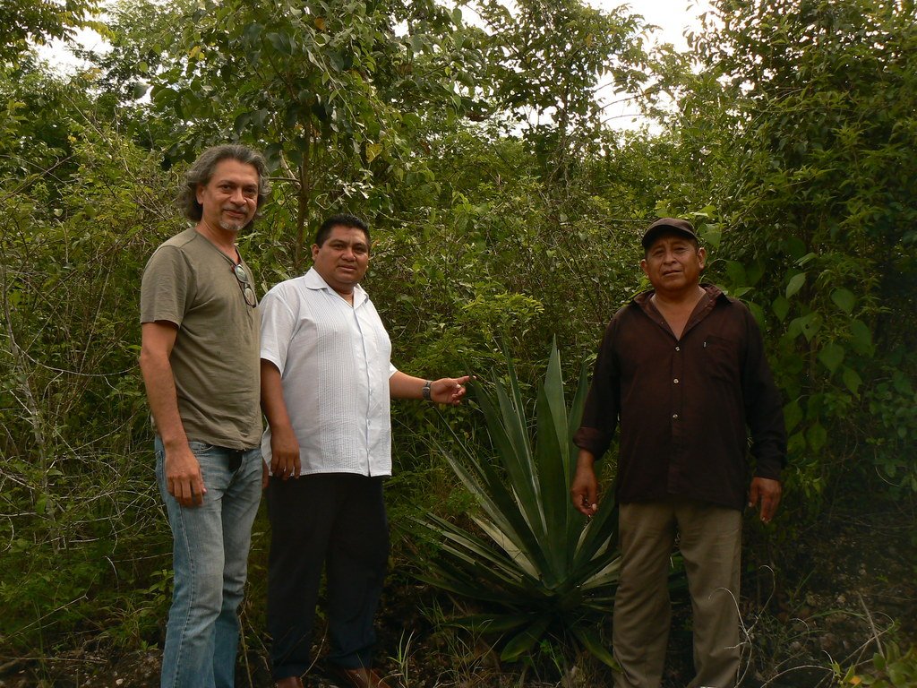 J C Trejo, en compañía del Profesor Antonio Pacheco, intérprete y guía, y el Sr. Daniel May